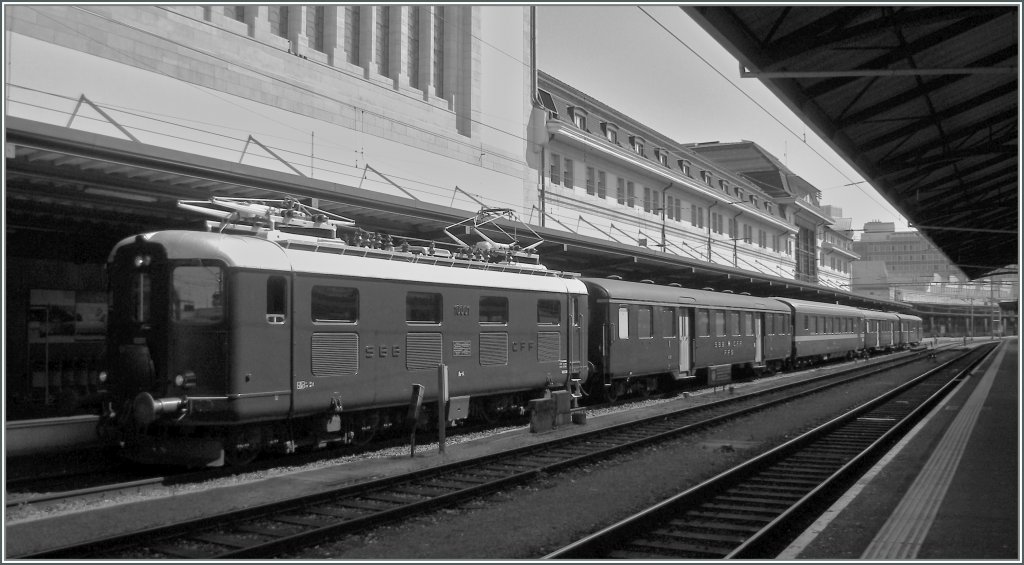 Re 4/4 I 10001 with typical local train from 70.years in Lausanne.
27.08.2008