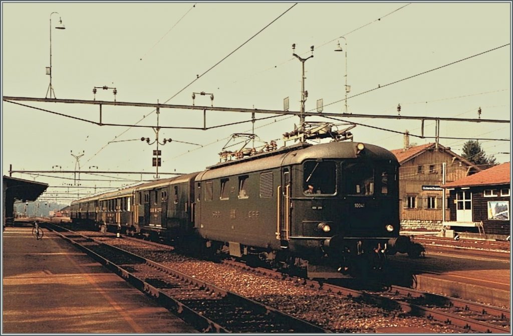 Re 4/4 I in Grenchen Nord.
(summer 1984/scanned picture)