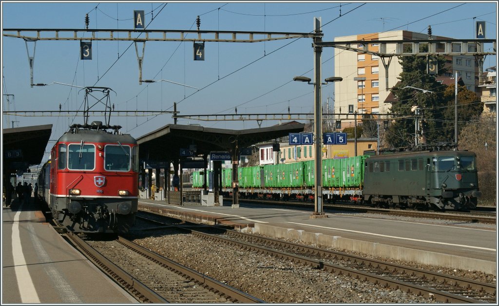 Re 4/4 II 11135 with a RE to Lausanne. In the backgroud an Ae 6/6.
Renens, 02.03.2012