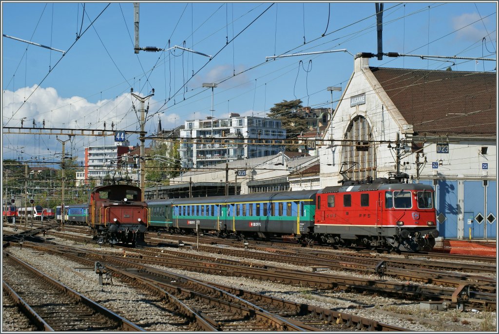 Re 4/4 II 11194 is arriving in Lausanne. 
01.10.2010