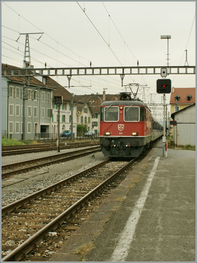 Re 4/4 II 11204 is arriving with his local train to Romont at Payerne. 
06.09.2010