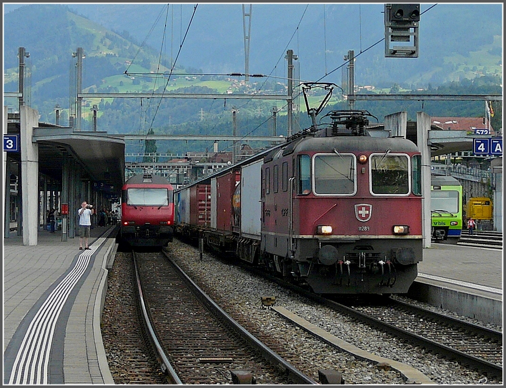 Re 4/4 II 11289 is hauling a freight train through the station of Spiez on July 28th, 2008.