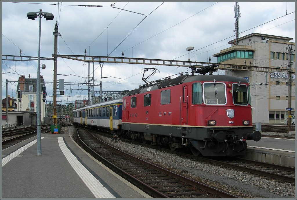 Re 4/4 II 11301 with his RE from Geneva is arriving at Lausanne station.
02.09.2012