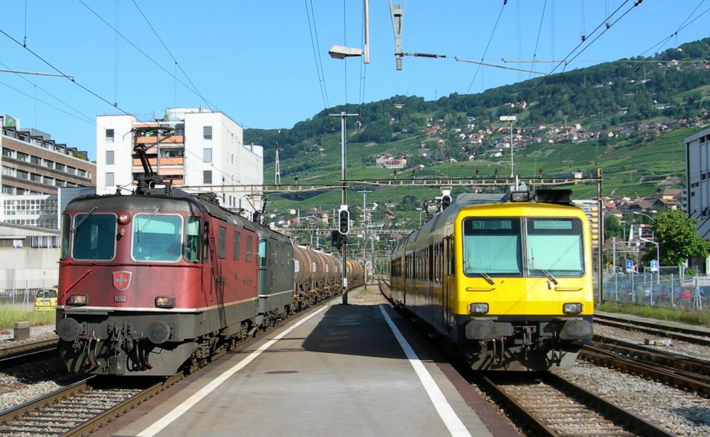 Re 4/4 II and train des Vignes (vineyard train) in Vevey.
16.07.2007   