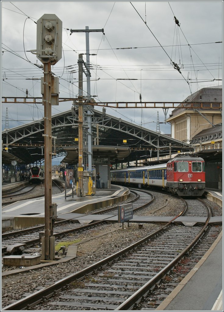 Re 4/4 II - Festival in Lausanne : Re 4/4 II 11121 is leaving with his RE to St Maurice from the Lausanne Station.
12.06.12