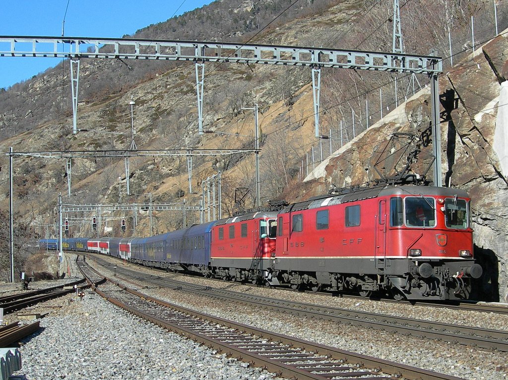 Re 4/4 II wiht the CNL by Lalden.
09.02.2008