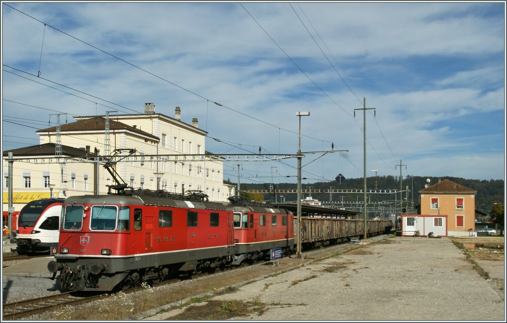 Re 4/4 II with a Cargo train in Porrentruy.
18.10.2012