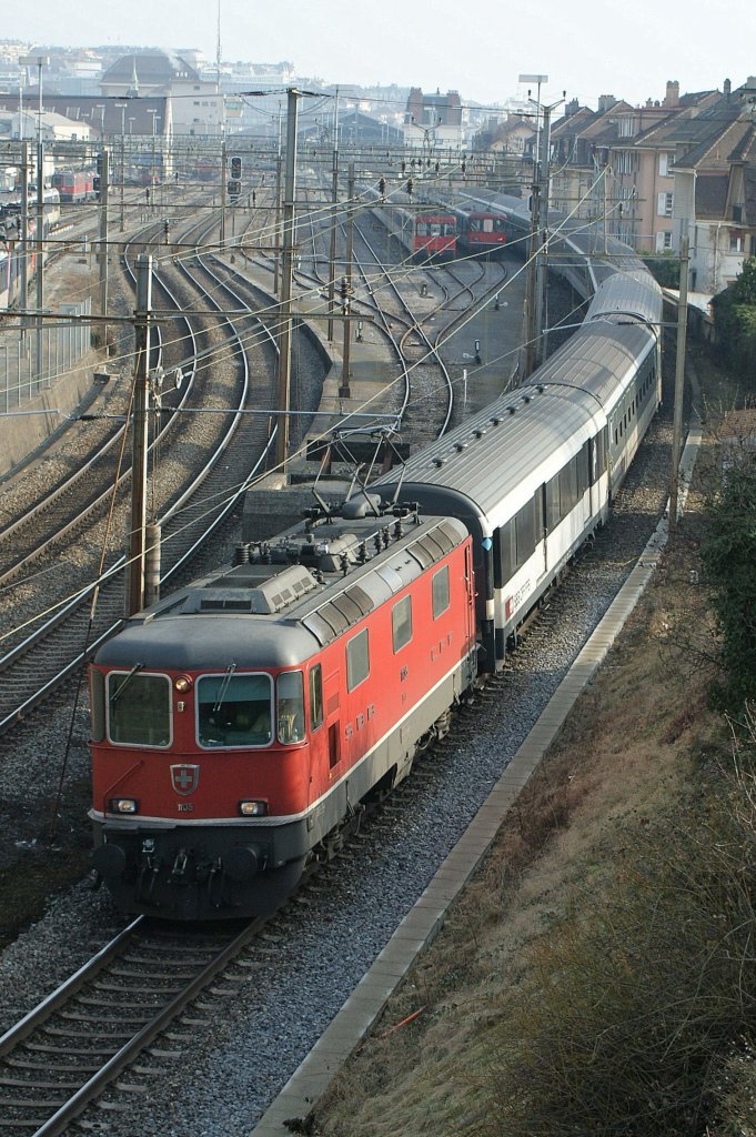 Re 4/4 II with a IR to Geneva in Lausanne. 
16.01.2009