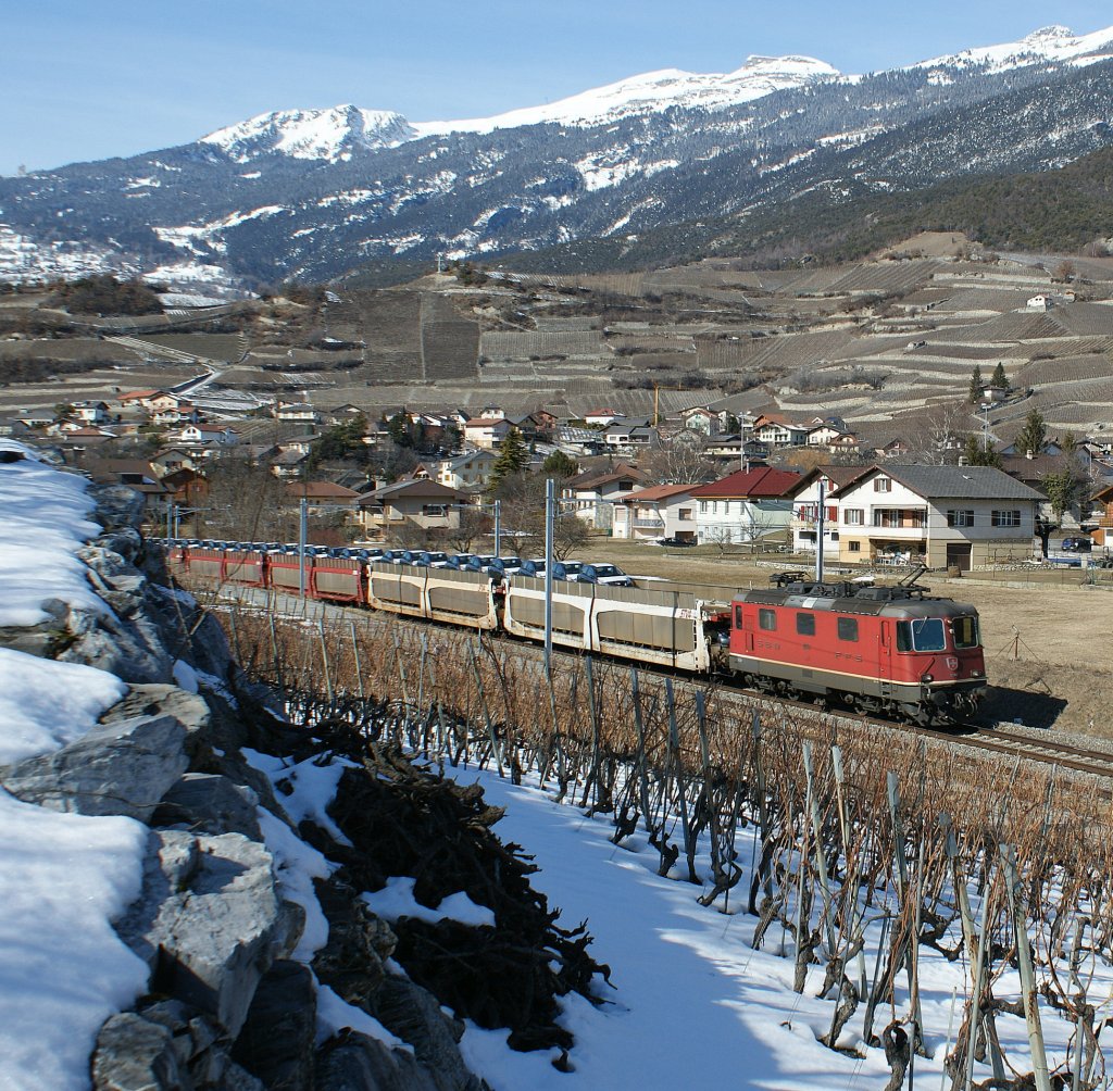 Re 4/4 II with a cargo train by Salgesch.
25.02.2009