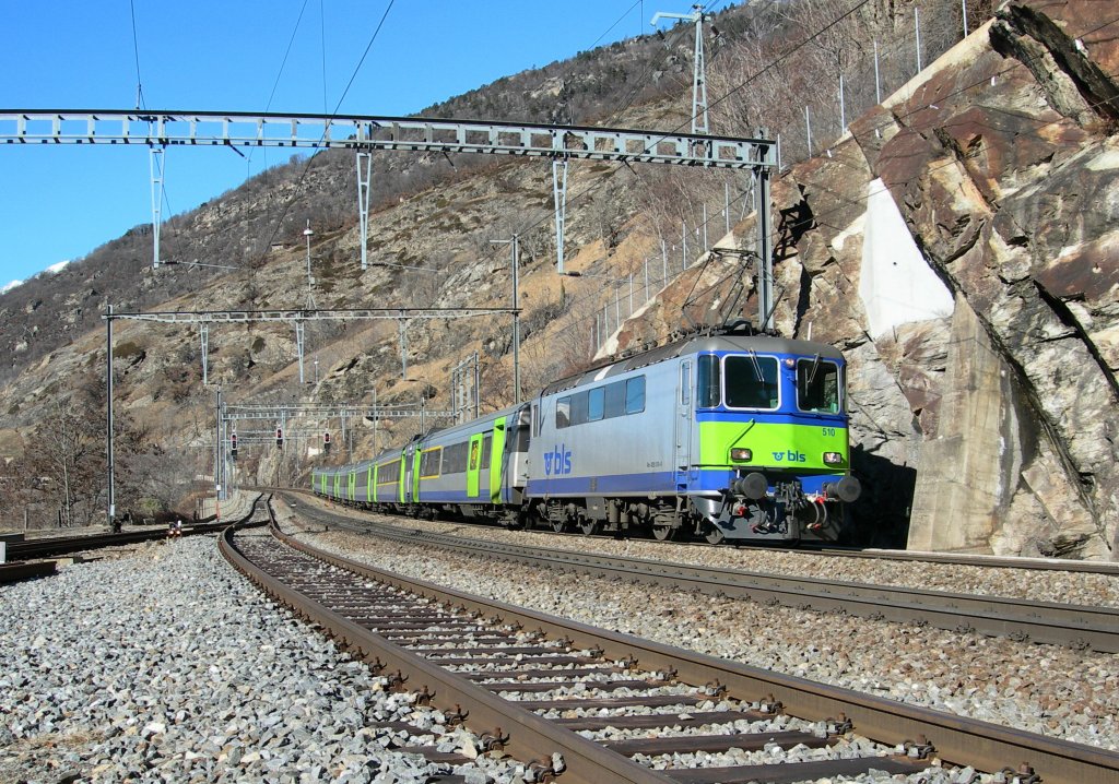 RE 4/4 II with a RE to Brig in Lalden.
09.02.2008