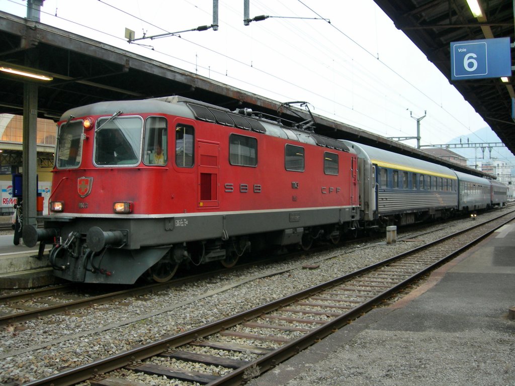 Re 4/4 II with a wintersport night train from Utrecht to Brig in Vevey. 
16.02.2010