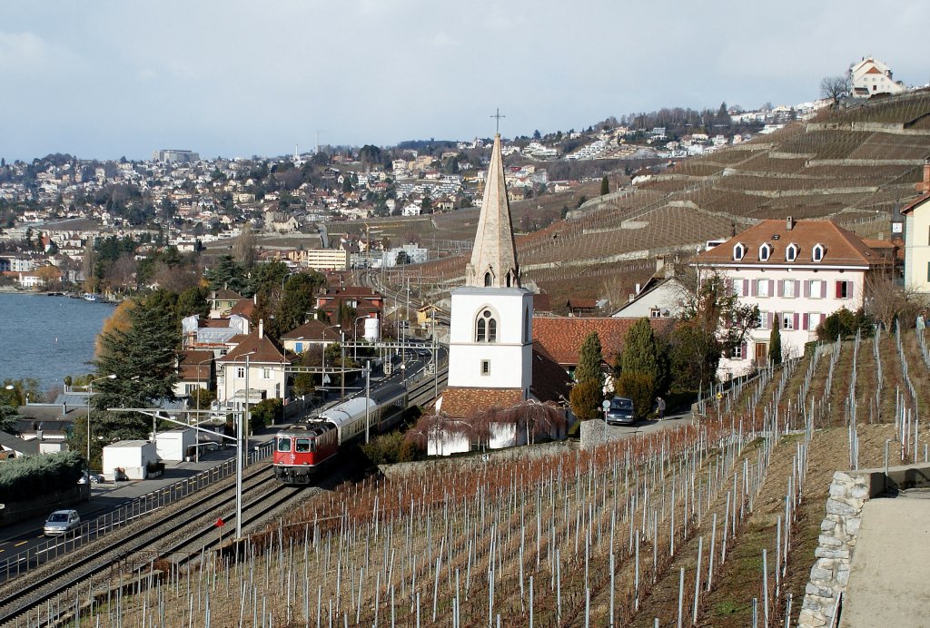 Re 4/4 II with a special train by Villette (VD).
30.01.2010