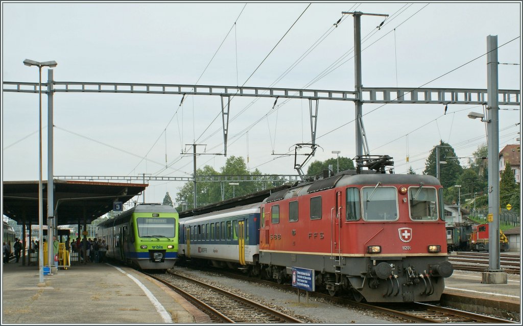 Re 4/4 II with a local train to Yverdon and a NINA to Murten wait in Payerne the departure time. 
06.09.2010