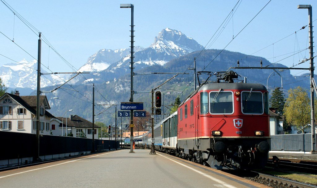 Re 4/4 II with IR in Brunnen.
15.04.2009