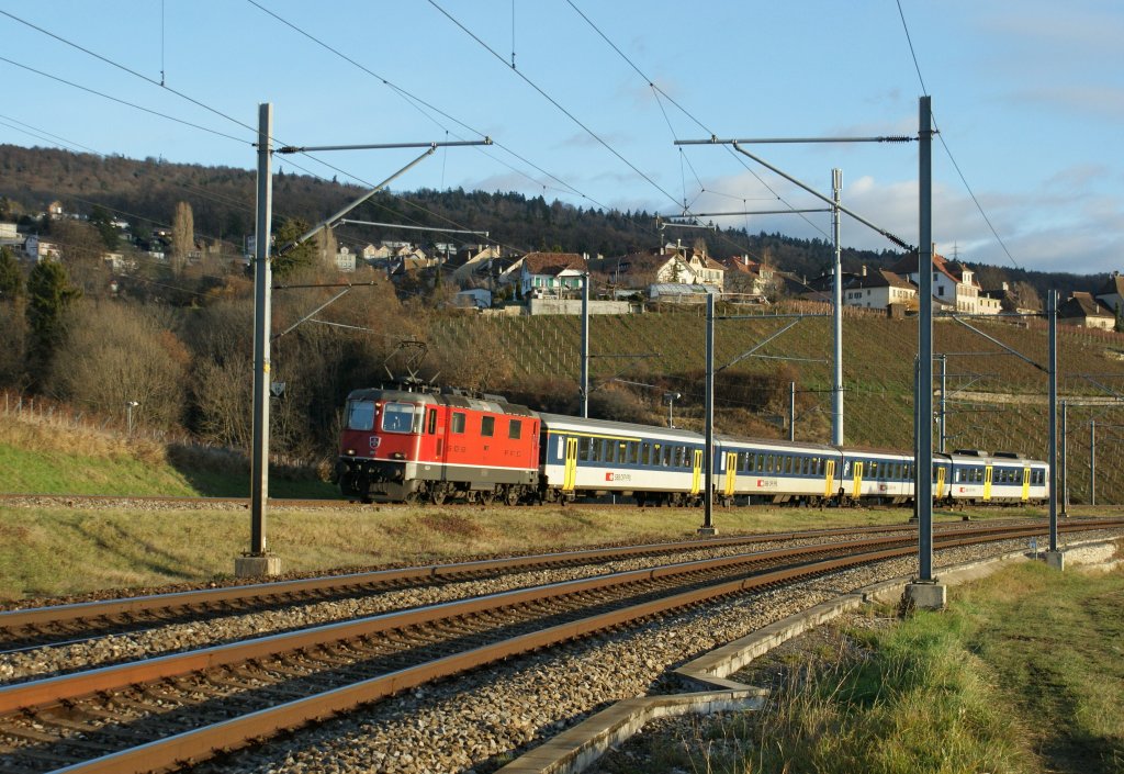 Re 4/4 II with local train to Buttes in Auvernier. 
28.11.2009
