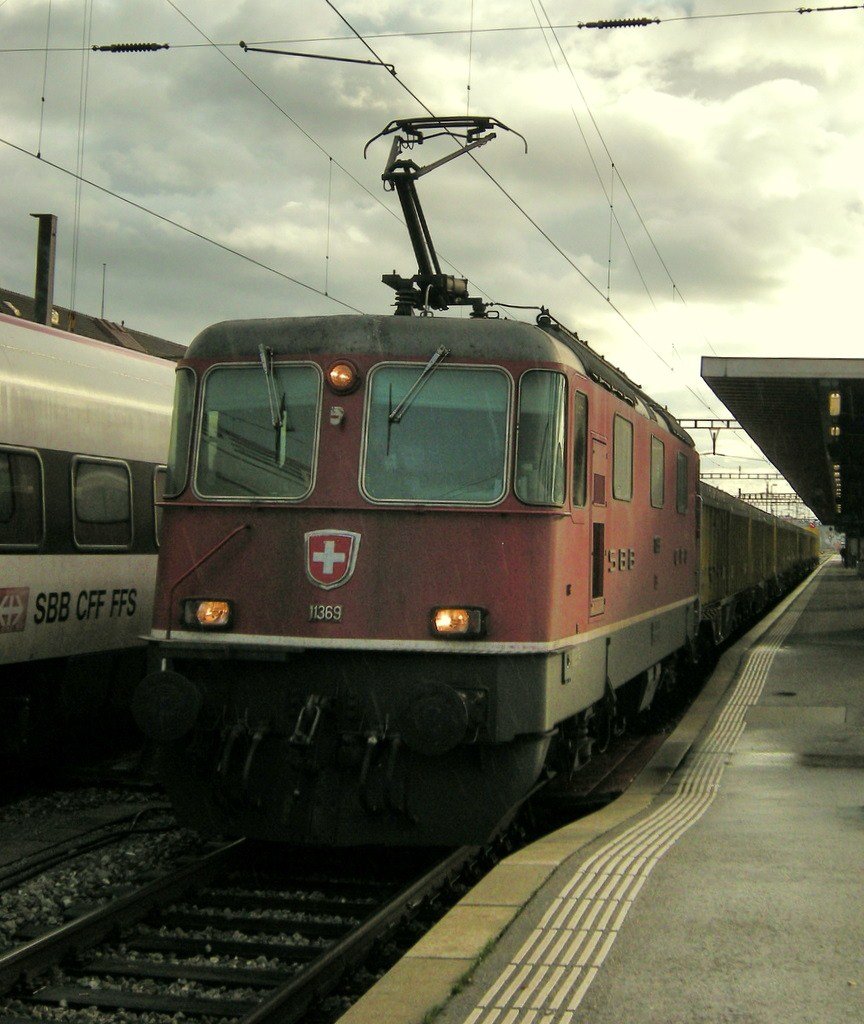 Re 4/4 II with the  Marti-Shuttle  cargo train in Biel/Bienne. 
08.12.2009