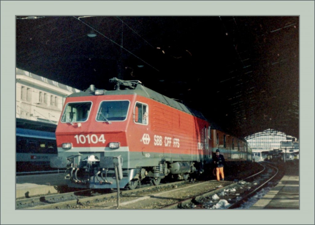 Re 4/4 IV 10104 in Lausanne. 
(Summer 1986/ scannend negative)