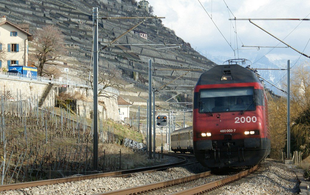Re 460 003-7 with CIS EC to Lausanne.
11.03.2009