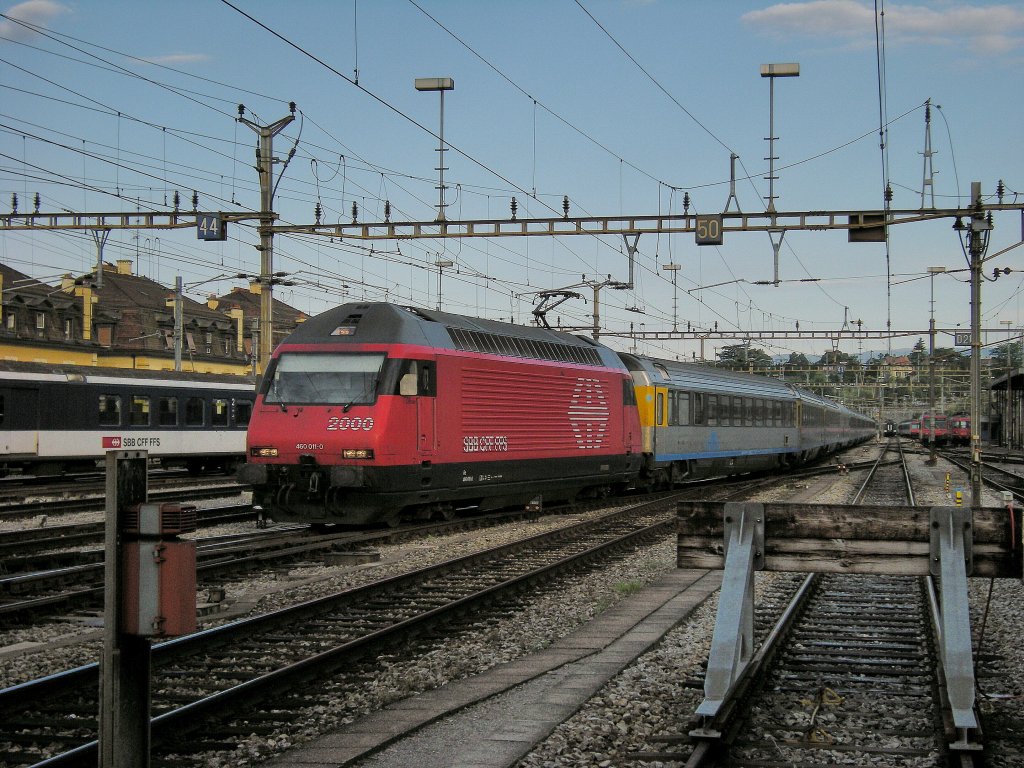 Re 460 011-0 with the EC CIS 37 to Venezia S.L. in Lausanne. 
11.07.2008