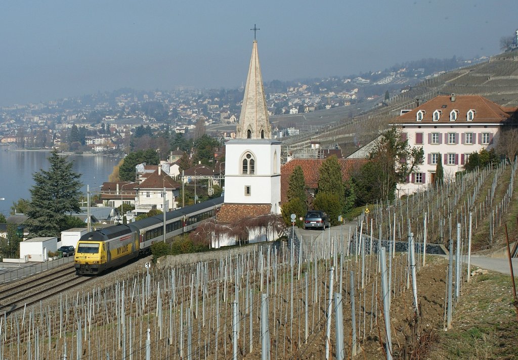 Re 460 028-4 with his IR 1719 by Villette (VD).
23.03.2010