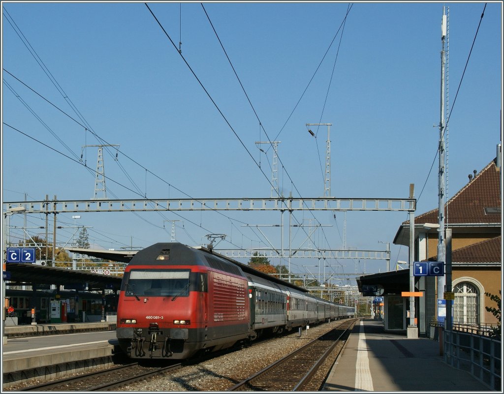 Re 460 081-3 with an IR Brig - Genève Aéroport by the stop in Morges.
21.10.2011

