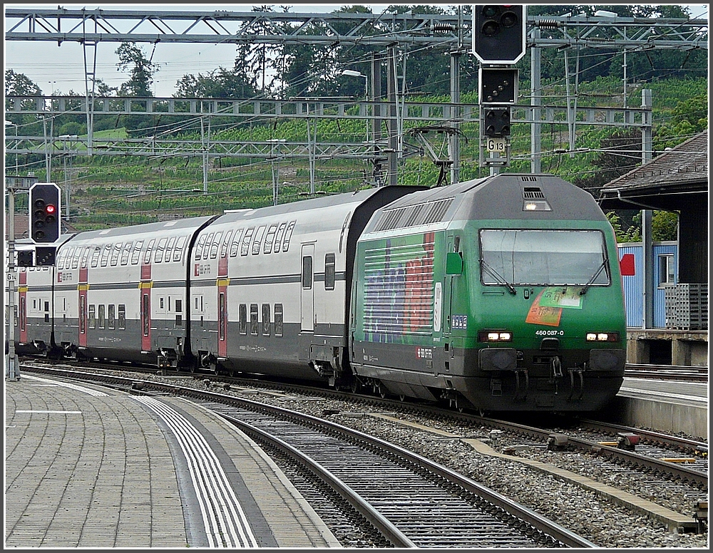 Re 460 087-0 with bilevel cars is arriving at Spiez on July 29th, 2008.