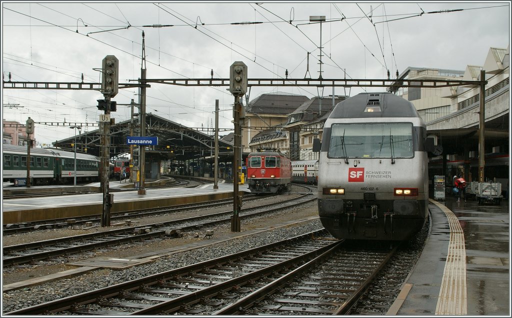 Re 460 107-6 with an IC to St Gallen and in the Background the Re 4/4 II 11114 with his IR to Brig.
12.06.2012