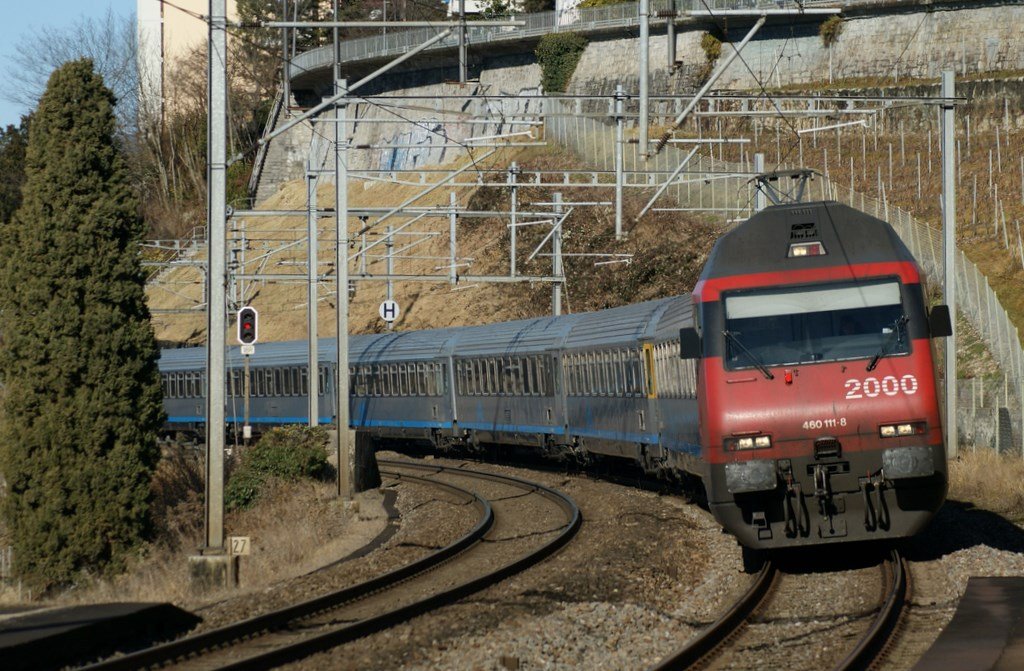 Re 460 111-8 with CIS EC to Milan near the Castle of Chillon.
25.01.2009