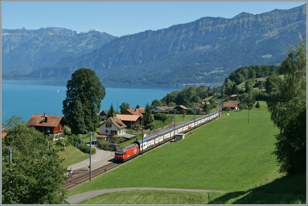 Re 460 with an IC to Basel by Faulensee.
27. 08.2012