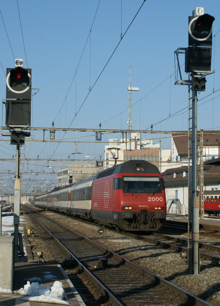 Re 460 with IC is arriving in Thun. 
29.12.2008