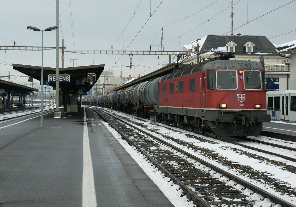 Re 6/6 with a Cargo train in Renens VD
21.12.2009