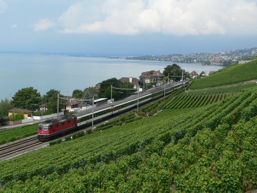 Re 6/6 with an Interregio near Lausanne, 2011-08-27