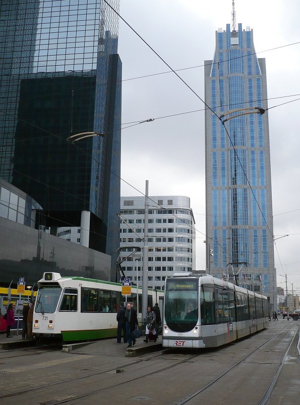 RET 721 and 2053 in front of the main railwaystation in Rotterdam 24-02-2010.