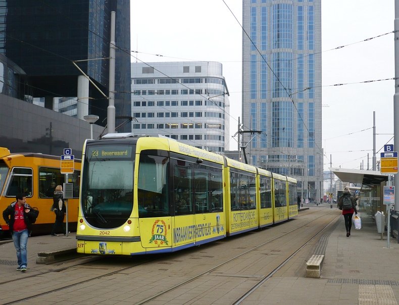RET number 2042 in front of the main station in Rotterdam 27-01-2010.