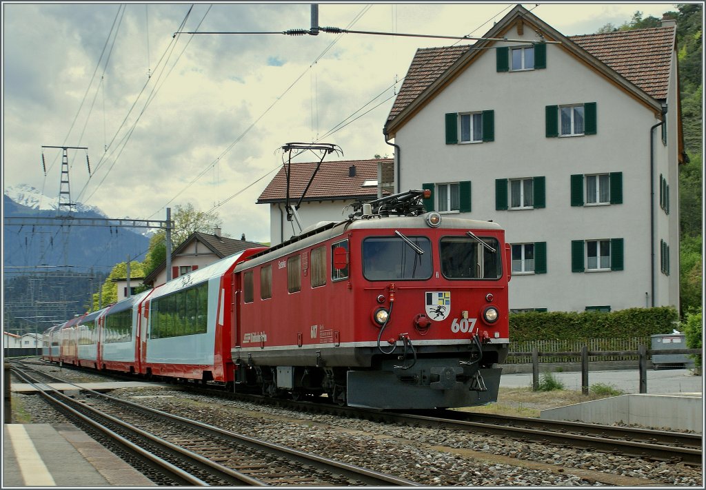 RhB Ge 4/4 I N 607 with the Glacier Express by Domat Ems.
10.05.2010