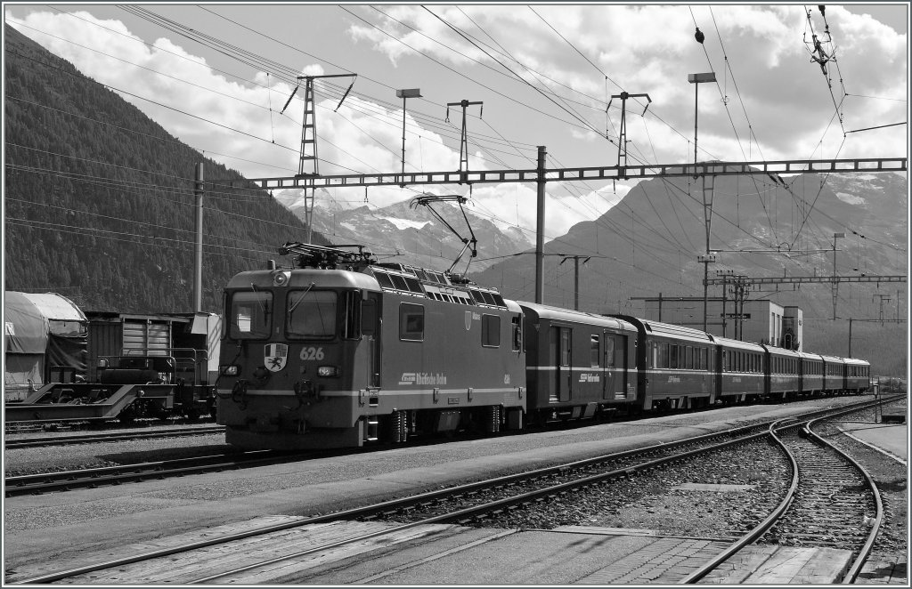 RhB Ge 4/4 II with a RE to Scuol is arriving at Bever.
12.09.2011
