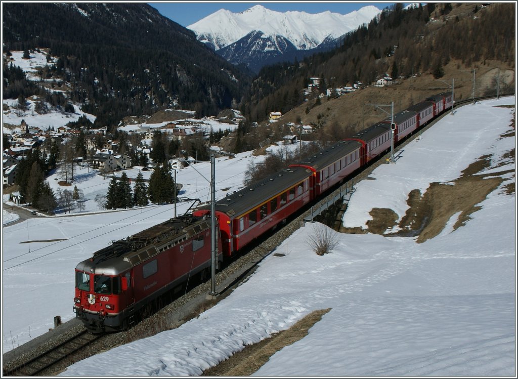 RhB Ge 4/4 II with an Albula RE over Bergn.
16.03.2013