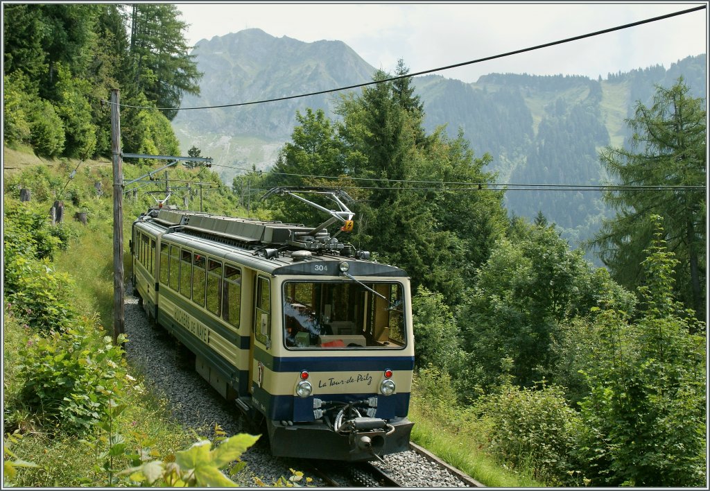 Rochers de Naye train Beh 4/8 N 304 and 303 on the way to the summit. By Les Hauts de Caux, 14.08.2012