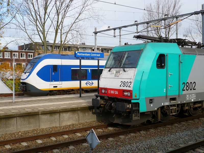 Rotterdam central station where NMBS meets NS. On track 15 NMBS 2802 pulling an Intercity from Brussels to Amsterdam. On he other side of the platform SLT unit number 2640. 10-11-2010.