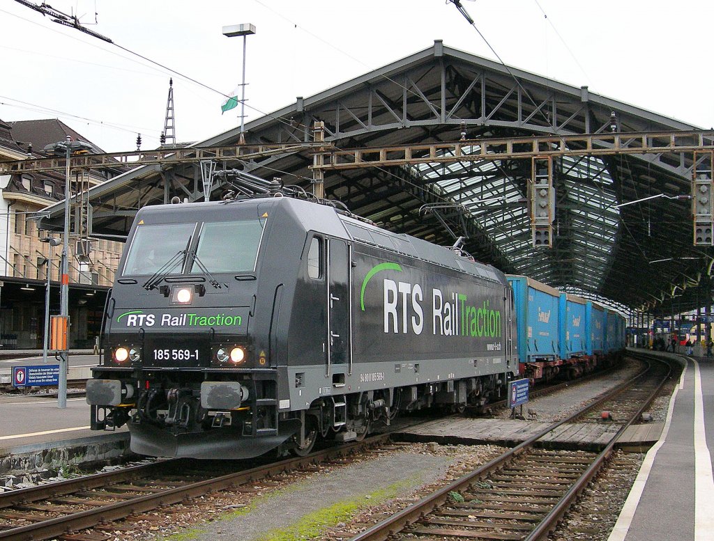 RTS RE 185 569-1 with his Cargo train in Lausanne. 
22.01.2007