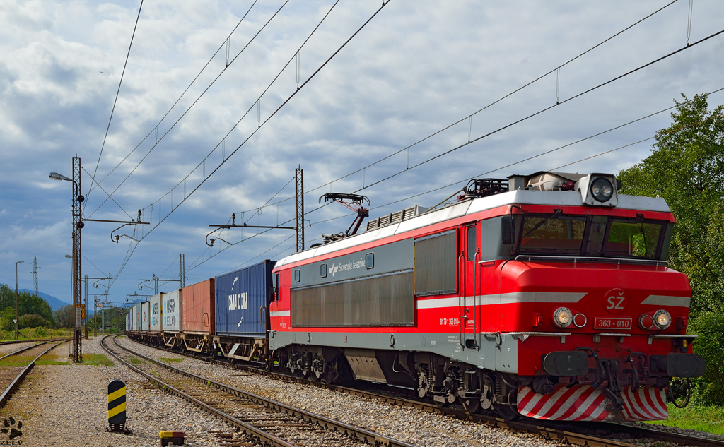 S 363-010 is hauling container train through Pragersko on the way to the north. /28.09.2012 