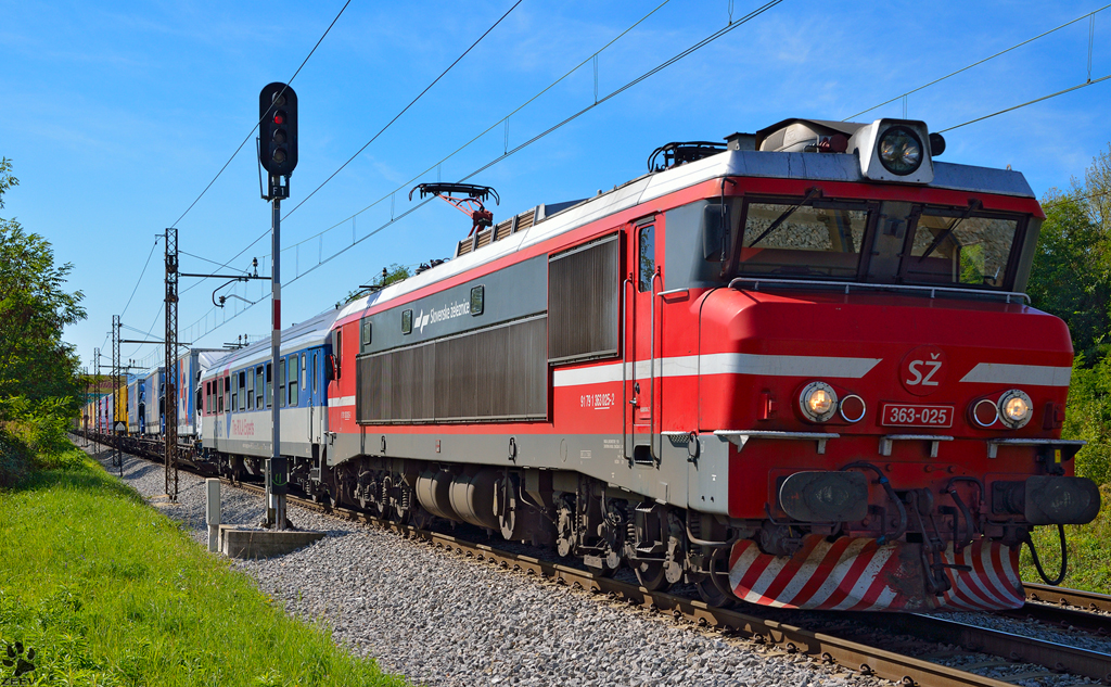S 363-025 is hauling Truck-train trough Maribor-Tabor on the way to the north. /22.09.2012