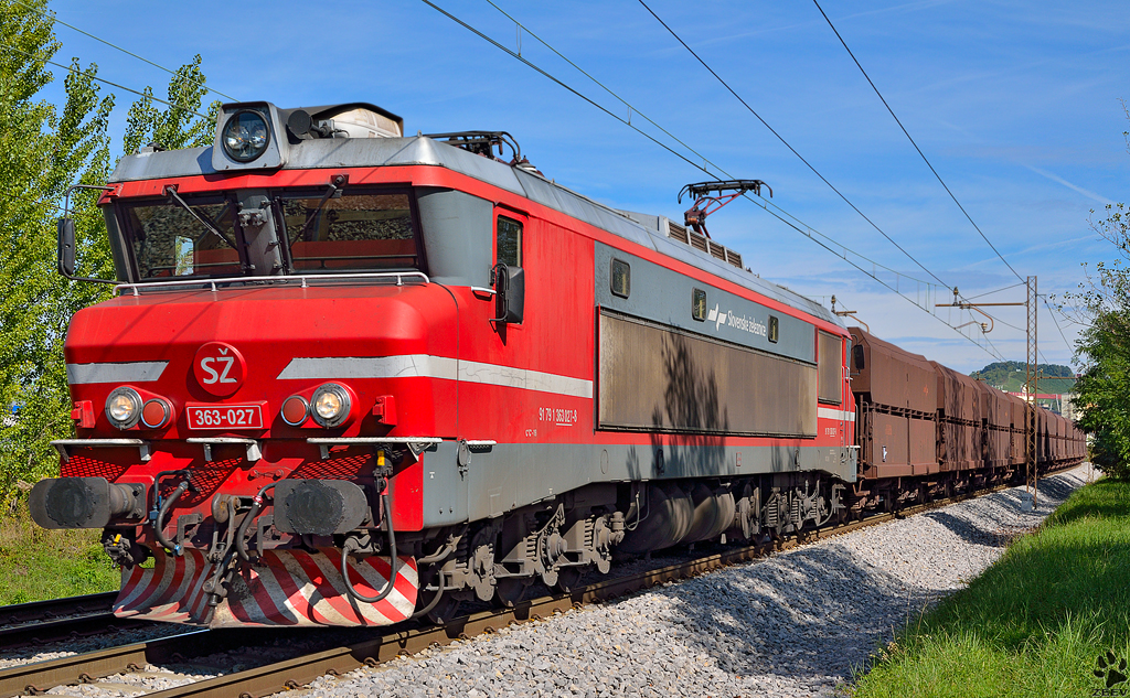 S 363-027 is hauling freight train through Maribor-Tabor on the way to port Koper. /22.9.2012