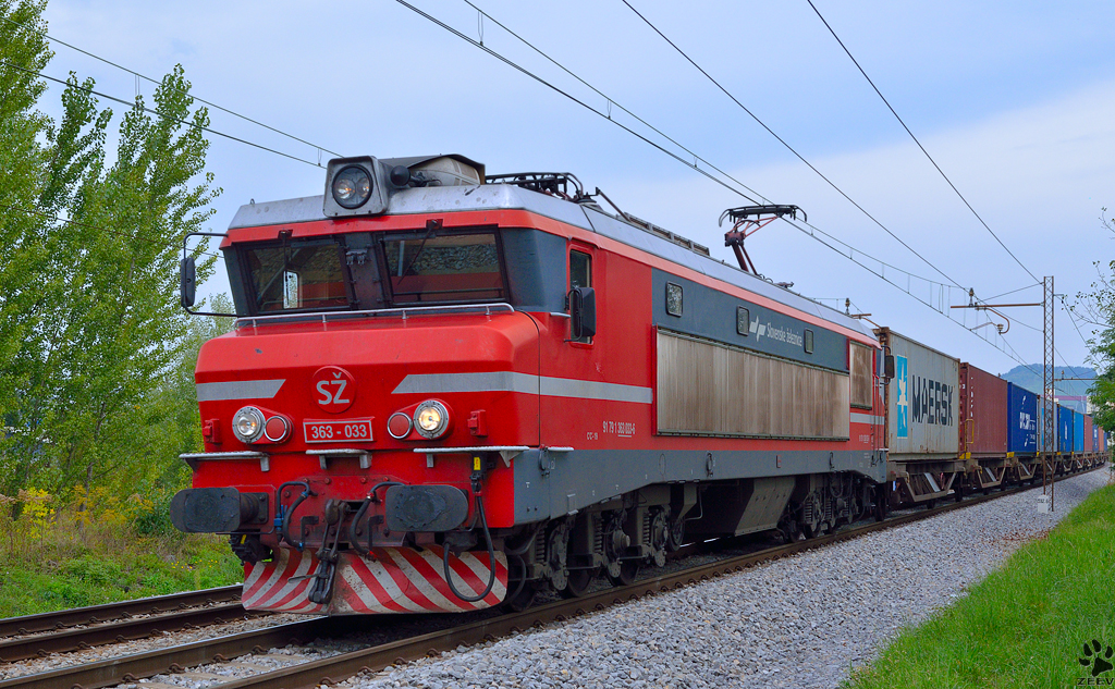 S 363-033 is hauling container train through Maribor-Tabor on the way to port Koper. /19.09.2012