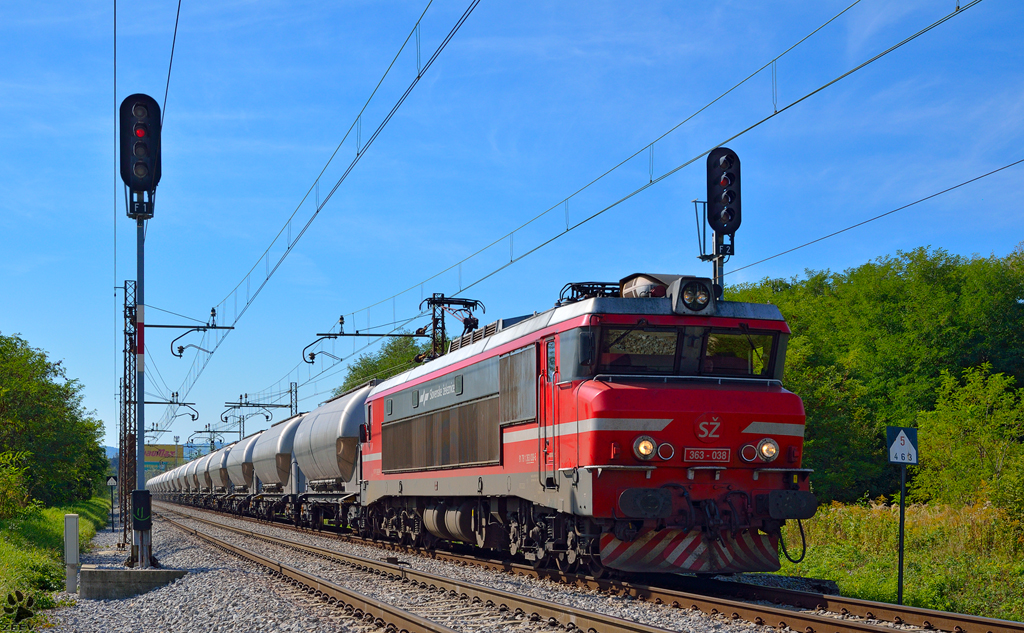 S 363-038 is hauling freight train through Maribor-Tabor on the way to the north. /22.09.2012