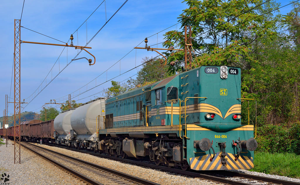 S 644-004 is hauling freight train through Maribor-Tabor on the way to Tezno yard. /04.10.2012