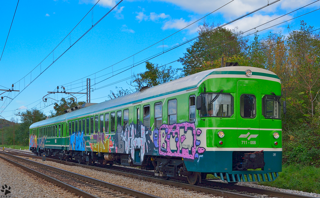 S 711-008 is running through Maribor-Tabor on the way to Ormo. /25.09.2012