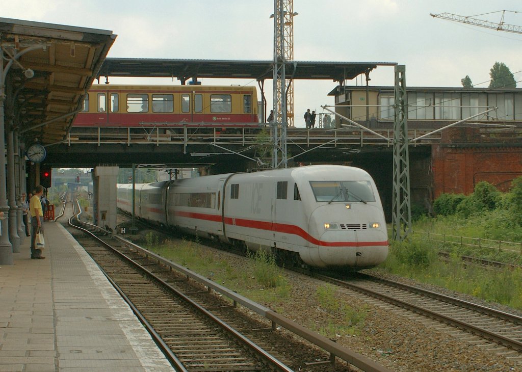 S-Bahn and ICE in Berlin Ostkreuz. 
15.06.2009