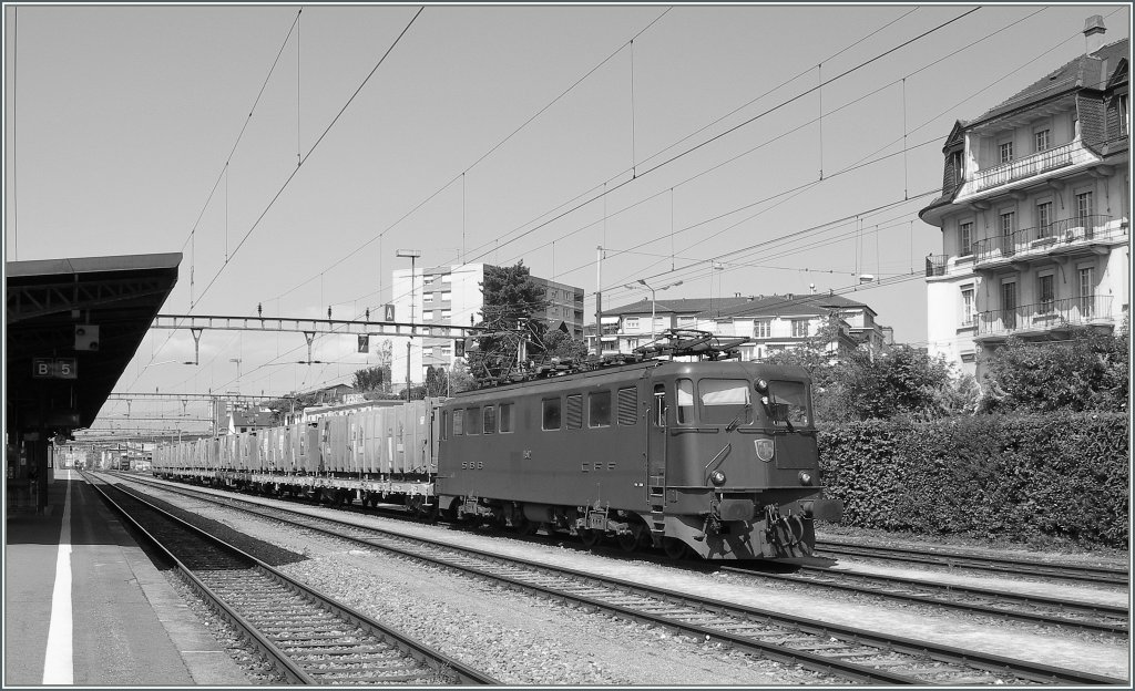 SBB Ae 6/6 11512 (?) in Renens VD.
18.04.2011 