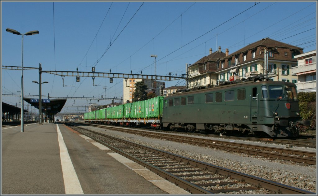 SBB Ae 6/6 11513 with a cargo train in Renens  (VD).
02.03.2012